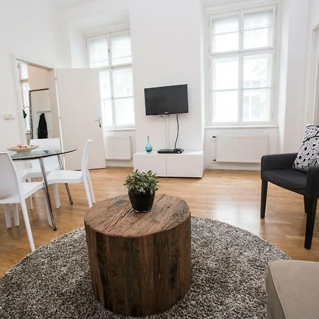 Quiet Apartment With Balcony Charles Bridge Praga Esterno foto