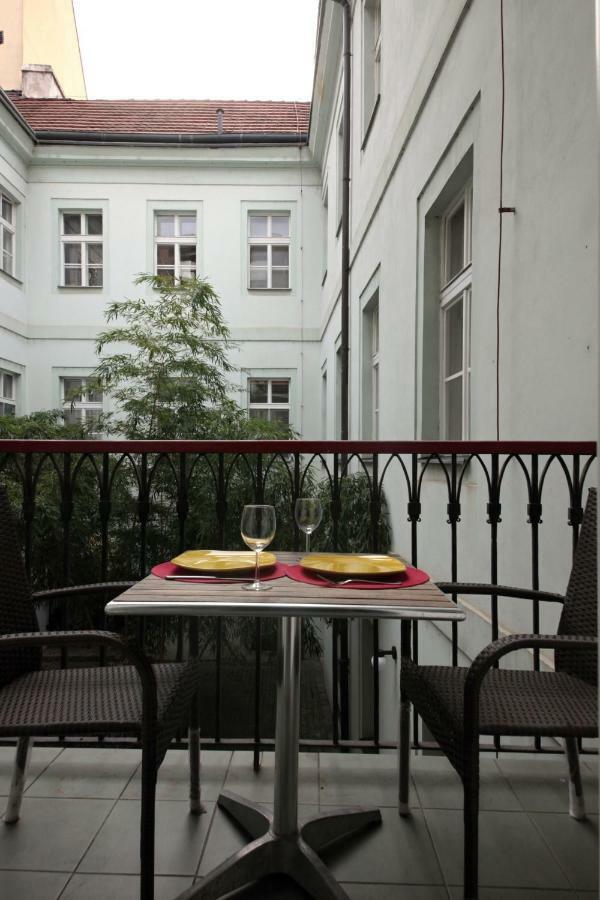 Quiet Apartment With Balcony Charles Bridge Praga Esterno foto
