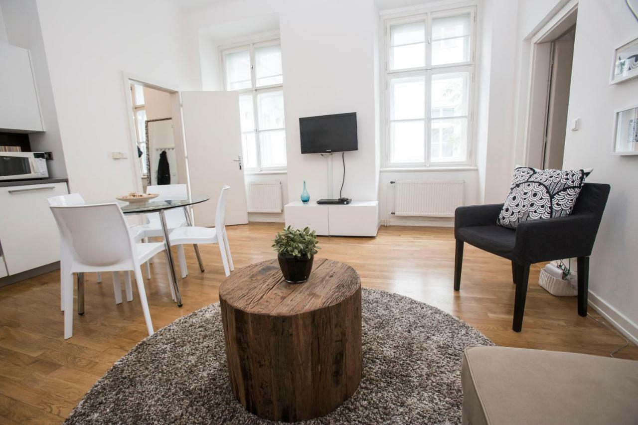 Quiet Apartment With Balcony Charles Bridge Praga Esterno foto